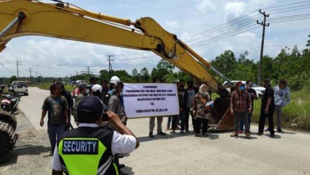 Warga Blokir Jalan Akses Kawasan Industri Karingau, Tagih Pemerintah Bangun Jembatan