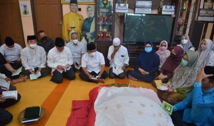 Dikawal Petugas Lapas, Mantan Gubri Rusli Zainal Melayat Ibu Mertua Roslaini Ismail Suko 