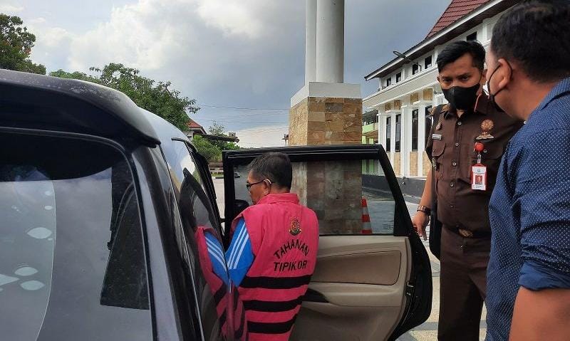 Camat di Kampar Pura-pura Gila Jadi Tersangka Korupsi Uang Desa, Kejaksaan Tangkap dan Langsung Ditahan