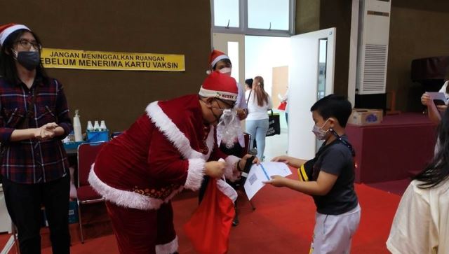 Awalnya Takut Disuntik Vaksin Covid, Setelah Santa Claus Datang Anak-anak Jadi Berani