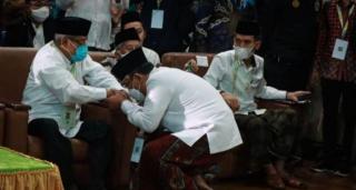 Jadi Ketua Umum PBNU, Yahya Cholil Staquf Cium Tangan Said Aqil Siradj: Terima Kasih Guru!