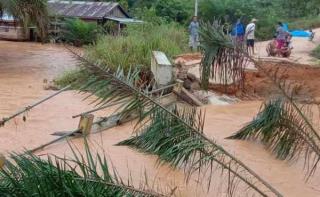 Jembatan Batang Gansal Ambruk, Warga Desa di Inhu Terancam Terisolasi