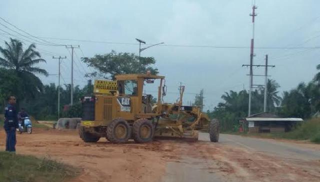 Tanah Urug Diduga Milik PT Pertamina Hulu Rokan Bikin Jalan Lintas Sumatera Berlumpur