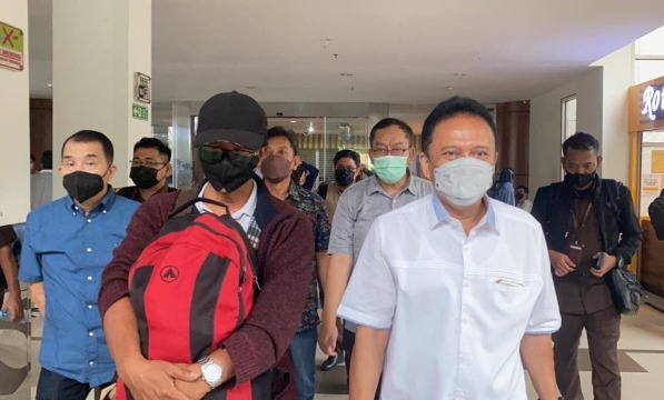 Kajati Sambut Kedatangan DPO Kasus Korupsi RSUD Bangkinang yang Ditangkap di Surakarta