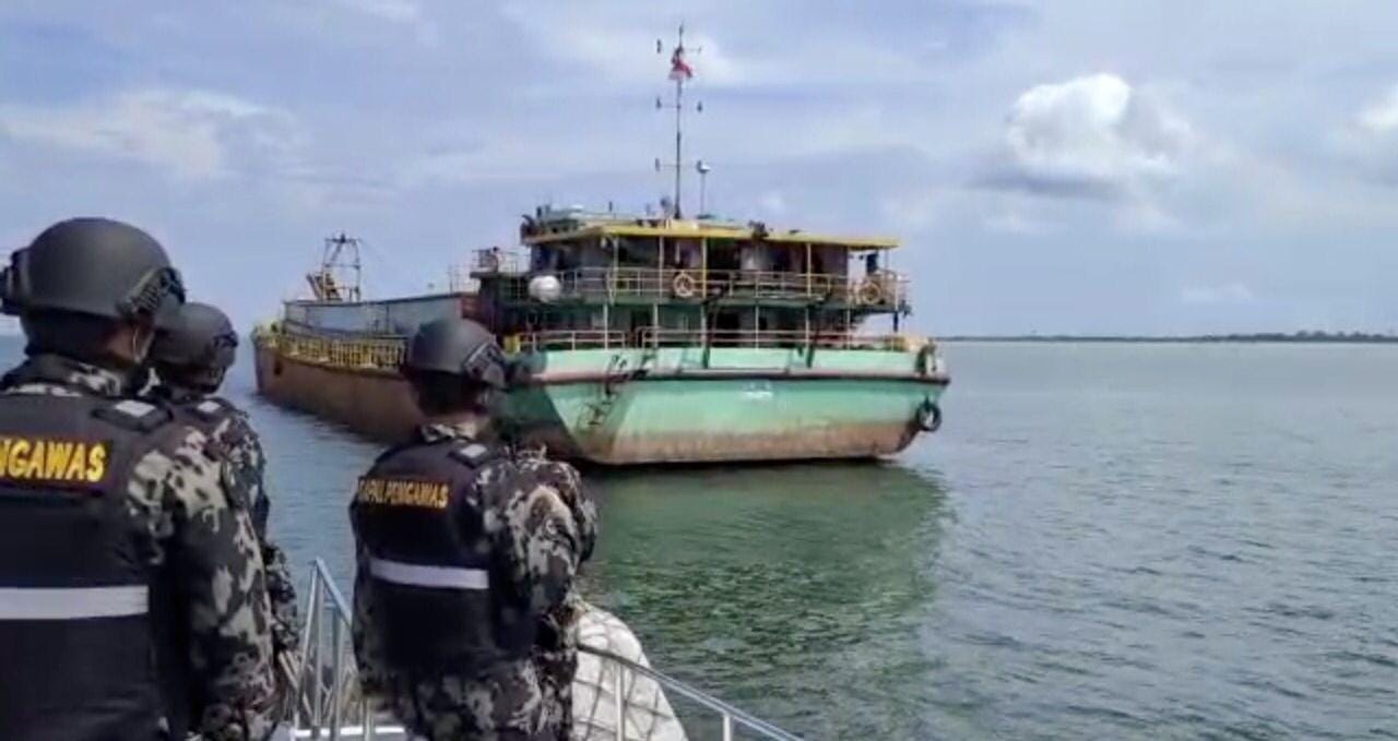Kapal Keruk Pasir PT Logomas Utama di Pulau Rupat Ditangkap Kementerian Kelautan Perikanan RI