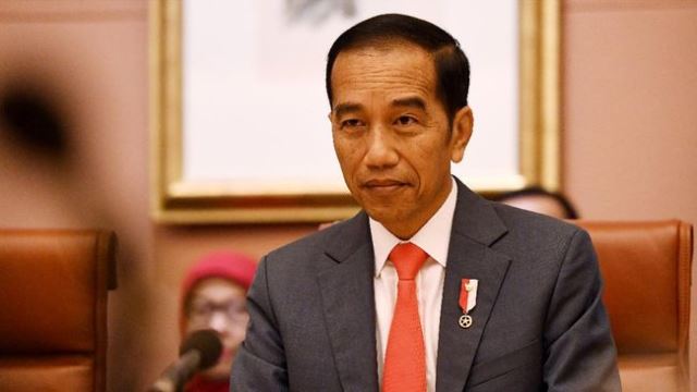 Jokowi Panggil Airlangga dan Menaker, JHT Cair Umum 56 Tahun Bakal Dicabut