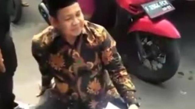 Protes Truk Tambang Bebas Berkeliaran, Anggota Dewan Aksi Duduk di Jalan