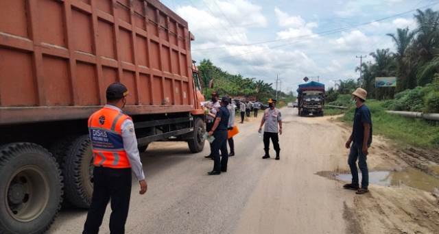 Tim Gabungan Tilang 37 Truk ODOL Perusak Jalan di Rokan Hilir