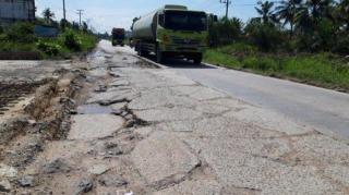 Dibantai Truk Minyak Sawit, Jalan Lubuk Gaung Dumai Rusak