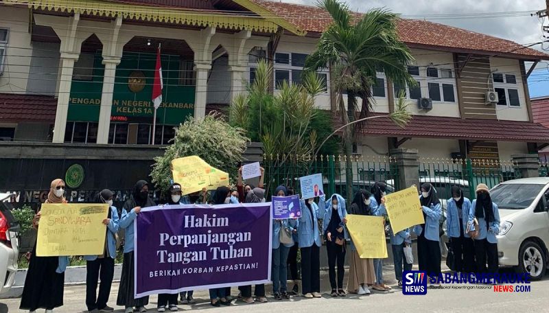 Mahasiswa Gelar Aksi Damai Kawal Sidang Kasus Dugaan Asusila Dekan FISIP Unri di PN Pekanbaru: Kami Ketuk Hati Nurani Hakim!