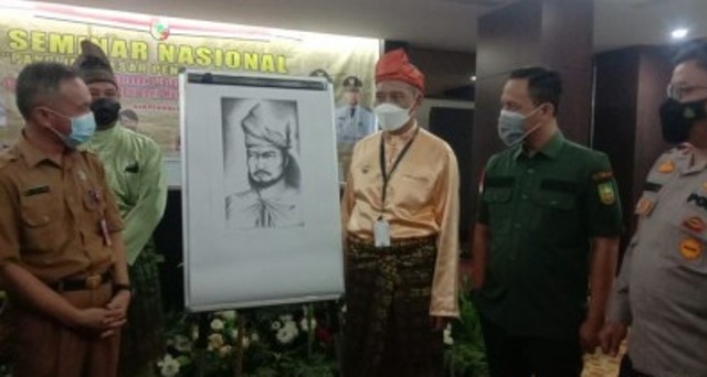 Pakai Tanjak dan Jambang Rapi, Ini Sketsa Pendiri Pekanbaru Calon Pahlawan Nasional