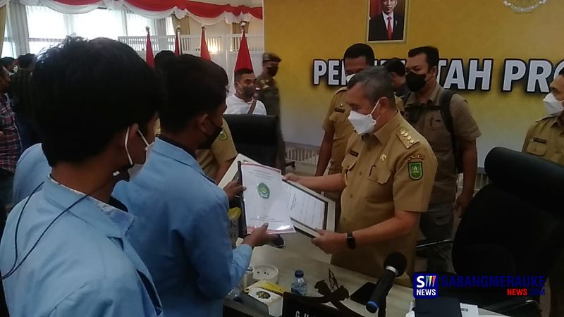 Syamsuar-Edy Natar Dapat Kado Jam Weker dari Mahasiswa, Ternyata Sadis Maknanya