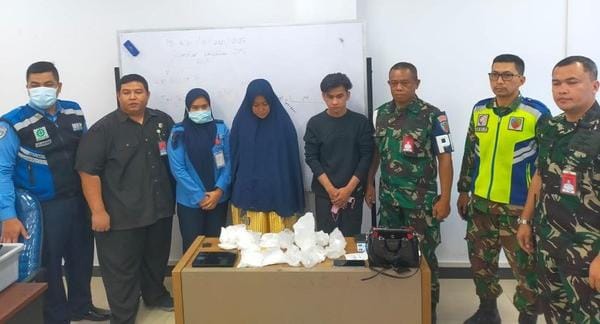 Mahasiswi Asal Duri Tertangkap Bawa Sabu 1,6 Kilogram di Bandara SSK: Disembunyikan di Korset Perut