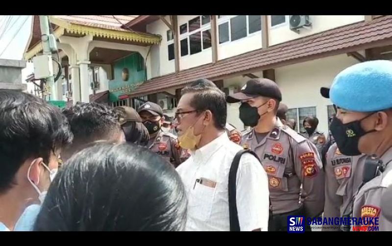 Polisi Blokade Pintu Masuk PN Pekanbaru Batasi Mahasiswa Nonton Sidang Vonis Dekan FISIP Unri: Kan Sudah Live di Instagram!