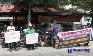 Ada Aksi Tandingan 6 Orang di Sidang Vonis Dekan FISIP Unri: Lawan Fitnah!