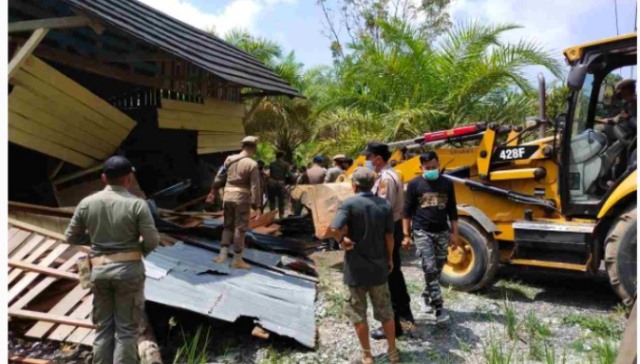 85 Rumah Liar di Hutan Lindung Bukit Betabuh Kuansing Dirobohkan, Apa Gunanya?