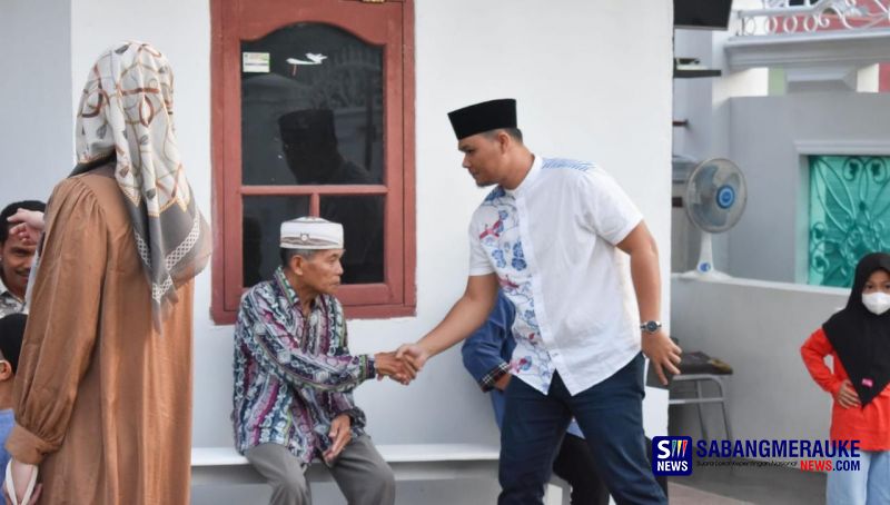 Adam Buka Puasa Perdana di Tanah Kelahiran, Sukarmis Serahkan Kunci Masjid An