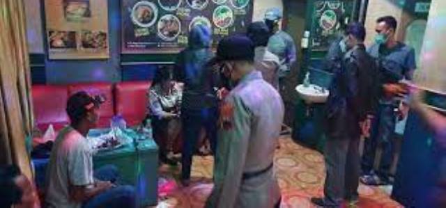 Lagi Enak-enak Karaoke dengan 4 Wanita, Kepala Desa Ini Digerebek Polisi