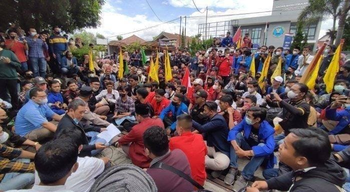 Emak-emak Jewer Mahasiswa Tak Ikut Demo, Rocky Gerung: Ngapain Ada di Istana, Teman-temanmu di Jalan!