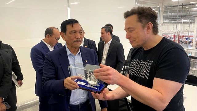 LBP Bertemu Orang Terkaya di Dunia, Elon Musk Cuma Pakai Kaos Ada Permen Kopiko