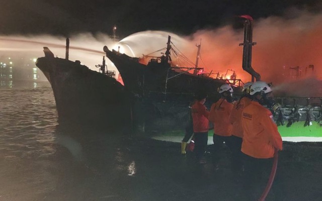 Lagi Asyik Lebaran, 45 Kapal Terbakar di Dermaga Cilacap