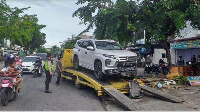 Pajero Putih Hilang Kendali Tabrak Tiang Telkom dan Gerobak di Pekanbaru