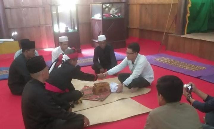 Jikalahari Bayar Sanksi Adat ke Suku Sakai, Minta Maaf ke Keluarga Almarhum Kiai Haji M Yatim