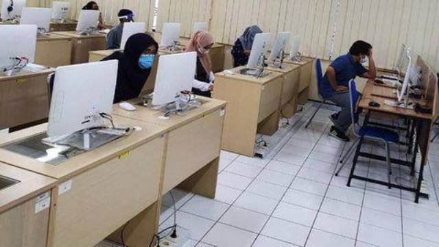 Modus Curang Masuk Kampus Top Indonesia: Sembunyikan Alat Pendengar di Kerudung, Jawaban Dipasok dari Luar