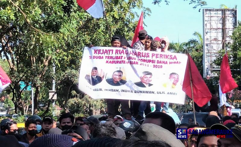 Ratusan Massa Pemuda Pancasila dan Mahasiswa Unjuk Rasa Desak Tuntaskan Kasus Dana Hibah Siak, Polisi Blokade Kantor Kejati Riau