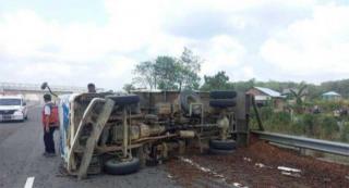 Truk Terguling di Tol Pekanbaru-Dumai, Sempat Senggolan dengan Mobil Boks