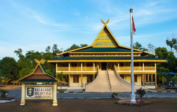 Balai Adat LAM Riau Dikunci Pengurus Versi Mubes Dumai, Datuk Seri Marjohan dkk Tertahan di Teras Luar