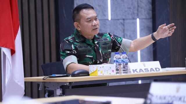 KSAD Jenderal Dudung ke Pasar Cek Harga Minyak Goreng: Prajurit TNI Hadir di Tengah Kesulitan Rakyat!