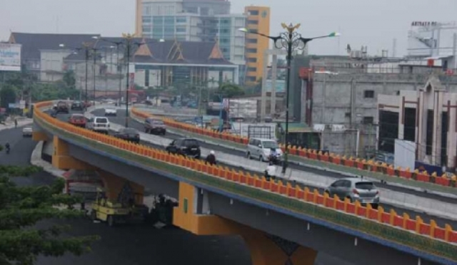 Geger! Seorang Pria Nekat Mau Lompat dari Flyover Sudirman Pekanbaru