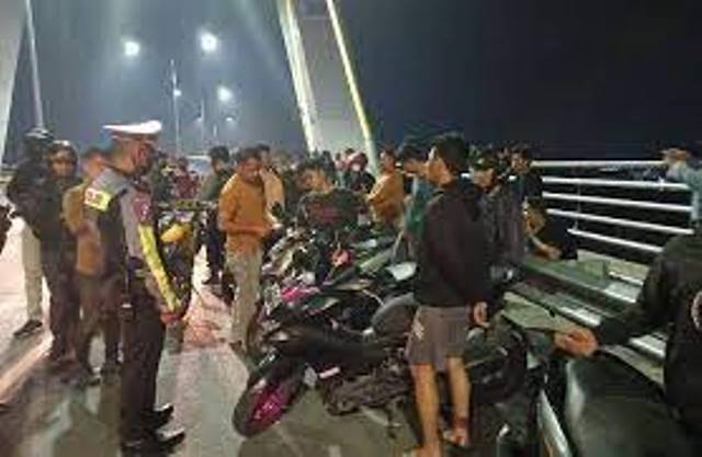 Nongkrong di Jembatan Siak 4, Ratusan Pemotor Diamankan Polisi: Ada yang Bawa Senjata Tajam