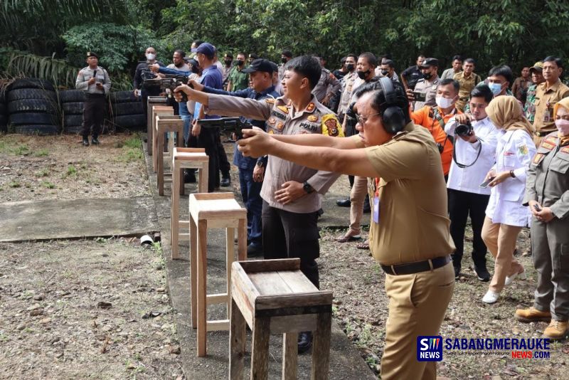 Plt Bupati Suhardiman Amby Bidik Sasaran Bak Koboi, Polres Kuansing Gelar Lomba Menembak HUT Bhayangkara ke 76