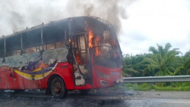 Bus Legendaris Makmur Terbakar di Ruas Jalan Tol