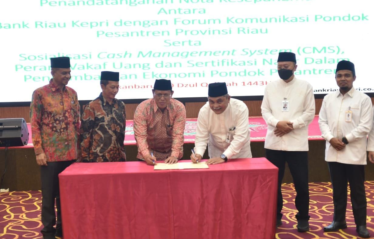 Perkuat Sinergitas Pengembangan Ekosistem Ekonomi Syariah, Bank Riau Kepri Teken MoU dengan Forum Komunikasi Pondok Pesantren Riau