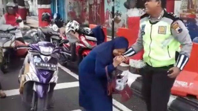 Tangan Polisi Digigit Wanita  Muda Gara-gara Ditangkap Bawa Kendaraan di Jalan