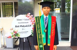 Anak Kuansing Ini Jadi Pemuncak Wisuda Fakultas Hukum UIR, Kuliah Nyambi Jadi Driver Online