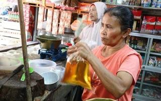 Pedagang Protes Keras Beli Minyak Goreng Pakai Aplikasi PeduliLindungi: Yang Beli Orangtua dari Kampung