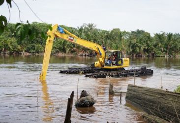 Ekskavator Amfibi Alat Uji Coba, tapi Langsung Gunakan untuk Normalisasi Sungai Sail 