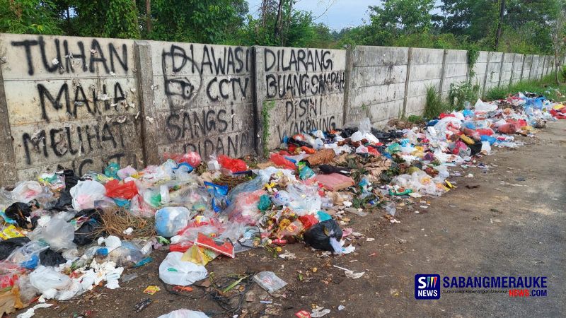 Ada Peringatan Tuhan Maha Melihat Tapi Warga Tetap Buang Sampah Sembarangan Di Jalan Pelangi 0688