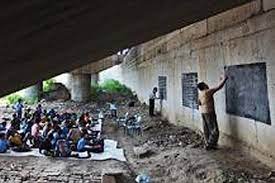 Sekolah Kolong Jembatan, Wadah Pendidikan Anak Miskin Tanpa Akta Lahir