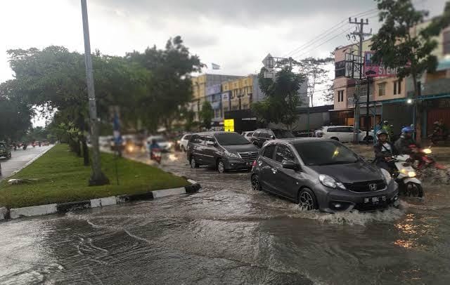 Banjir Lagi, Banjir Lagi! Hujan Sebentar Rendam Sejumlah Ruas Jalan di Pekanbaru