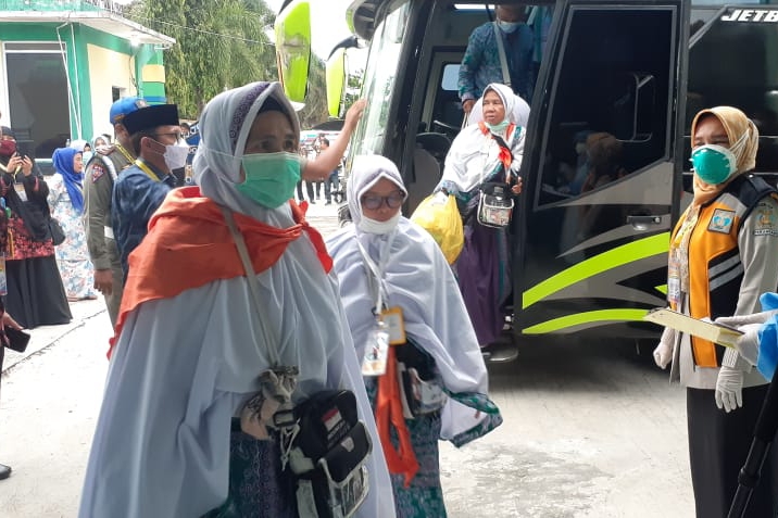 55 Jemaah Haji Tiba di Riau, Masrul Kasmy: Bagi yang Terkonfirmasi Positif Covid-19, Isolasi Dulu!