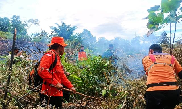 Wow! Ada Jeriken Minyak Saat Petugas Padamkan Api Karhutla di Rokan Hulu