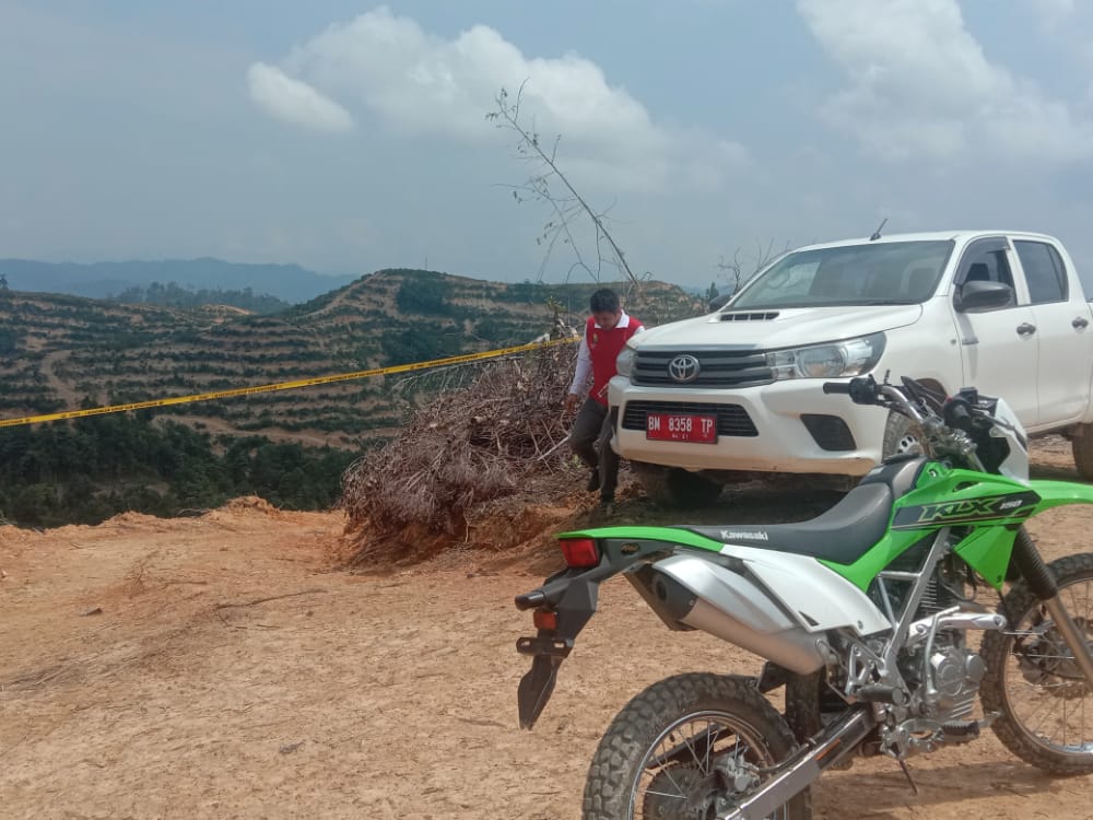 Tangkap 2 Alat Berat di Hutan Batang Lipai Kuansing, Penyidik Dinas LHK Riau Pasang Police Line