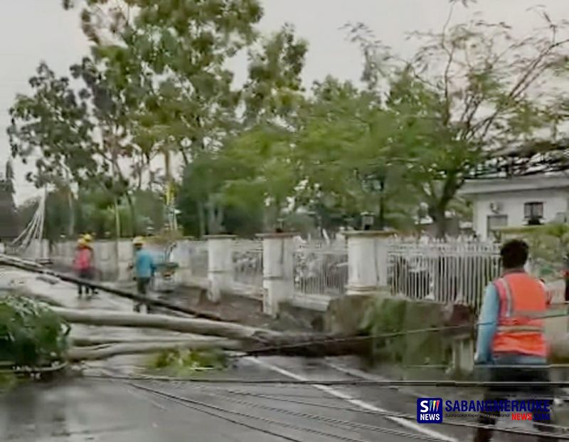 Badai Terjang Bagansiapiapi: Tiang PLN Bertumbangan, Listrik Padam 1 Jam