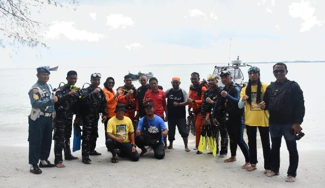 Di Bawah Laut Beting Aceh Rupat Pasukan Lanal Dumai Sukses Kibarkan Merah Putih