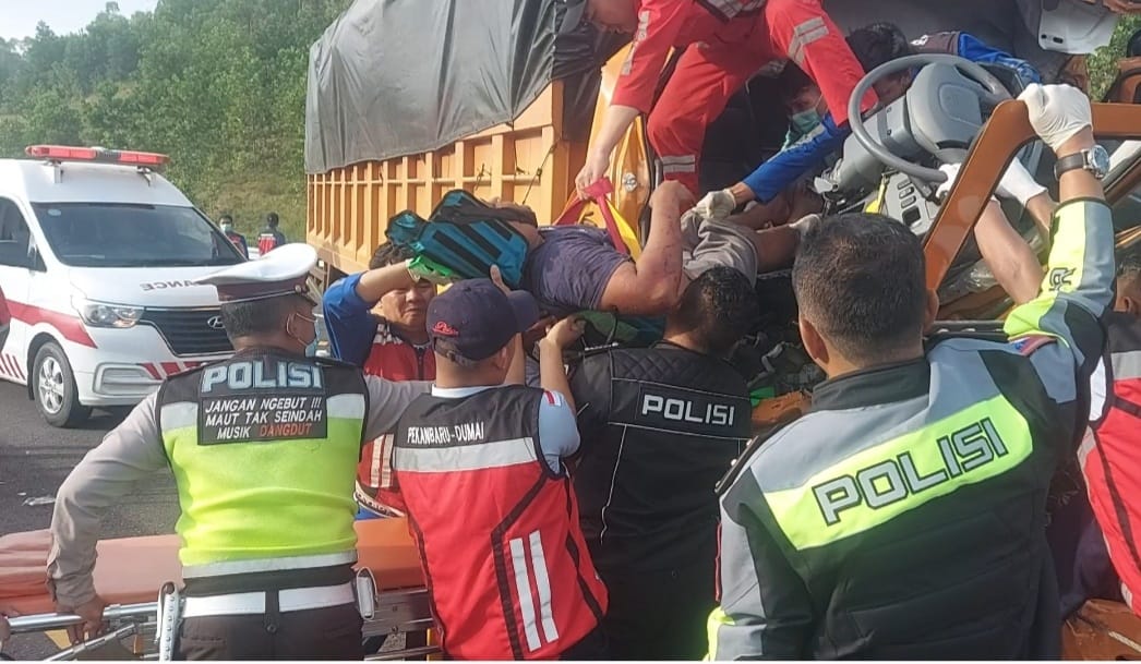 Sopir Buang Air Kecil di Pinggir Jalan, 2 Truk Tronton Tabrakan di Tol Pekanbaru-Dumai, 1 Orang Tewas